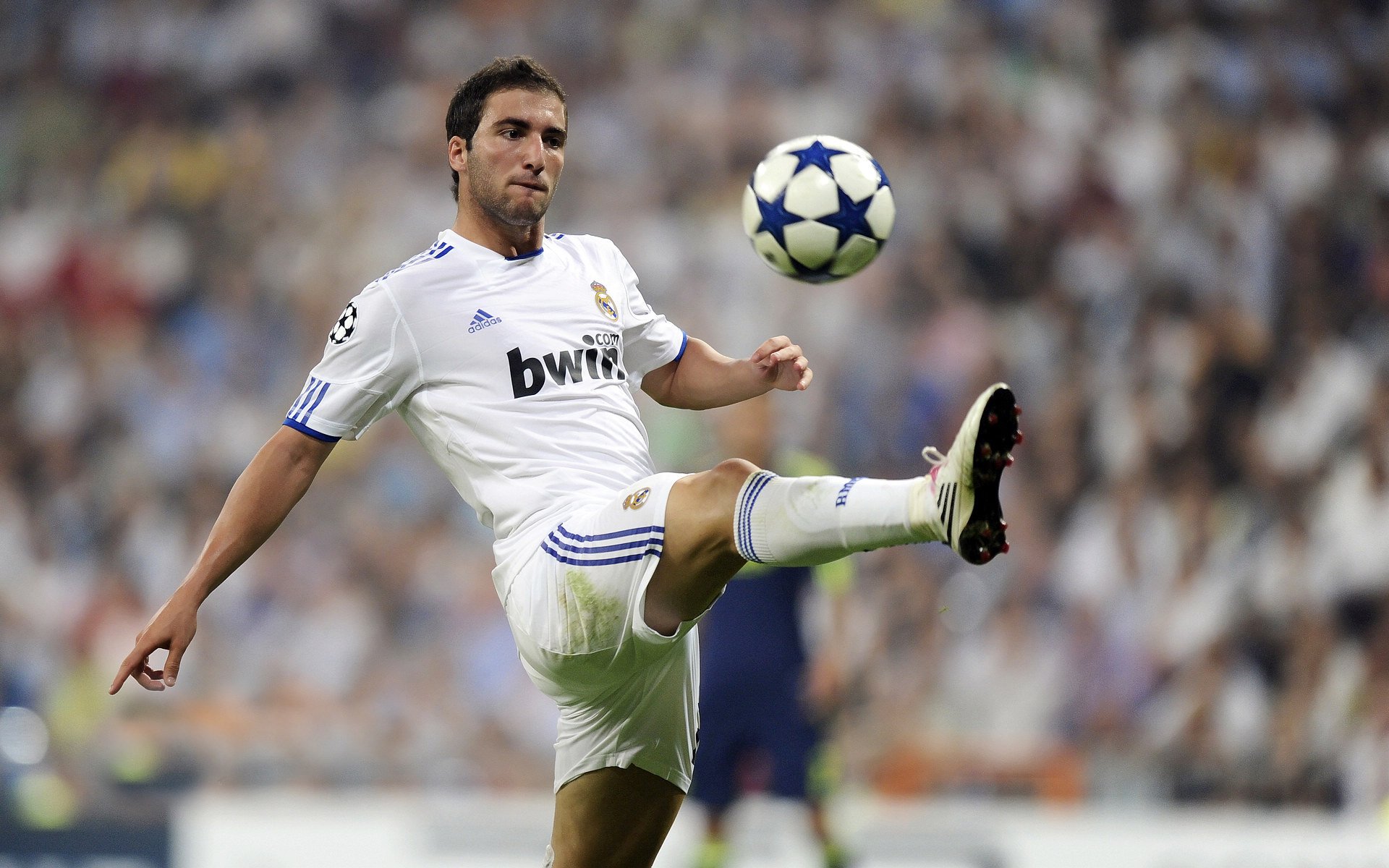 阿伦·斯密斯：全黑队进攻发动机，精准传球铸就球队胜利，阿伦-内史密斯